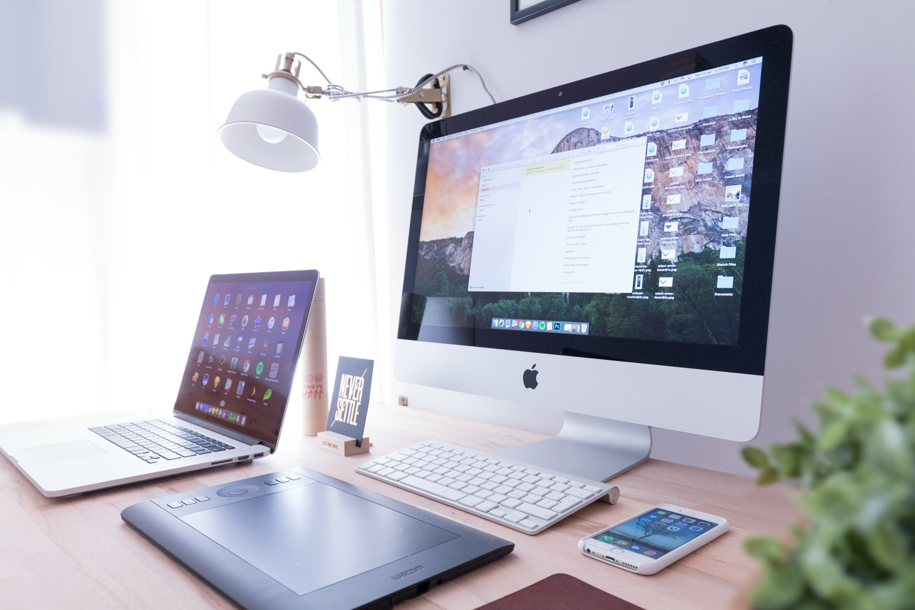 Laptop und PC-Monitor nebeneinander auf einem Schreibtisch