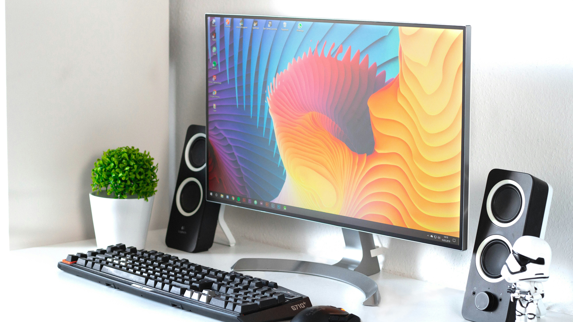 Hand reinigt einen Laptop-Bildschirm mit einem Tuch