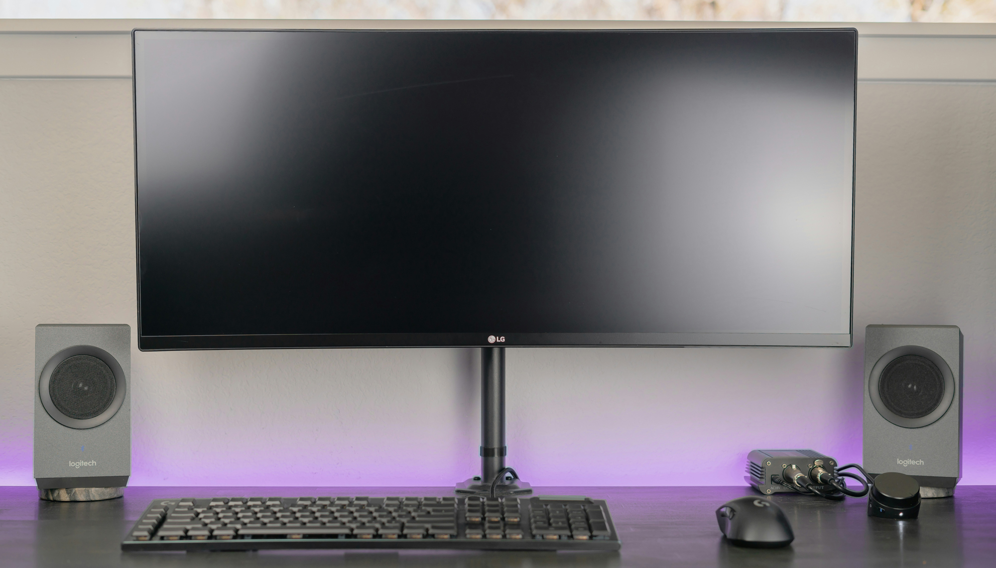 Ausgeschalteter Monitor auf einem Schreibtisch