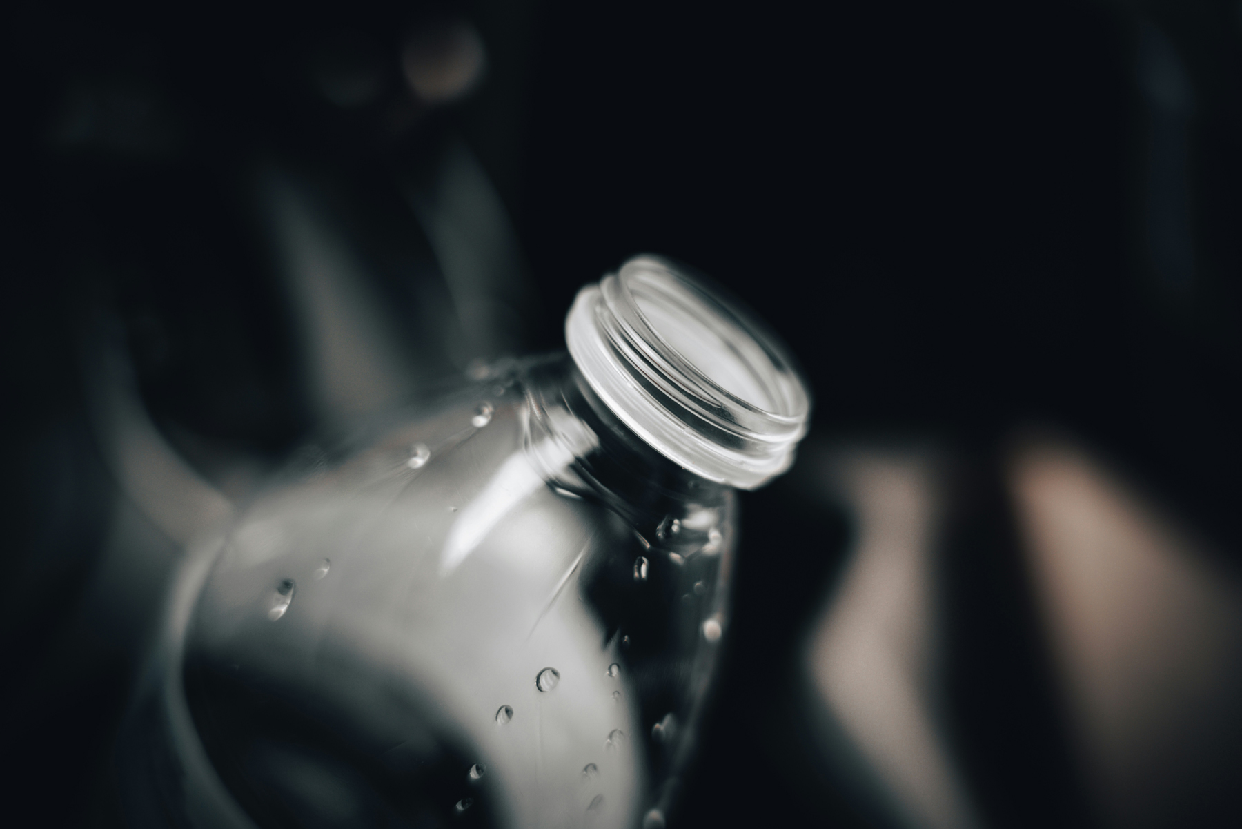 Flasche destilliertes Wasser auf einem Tisch